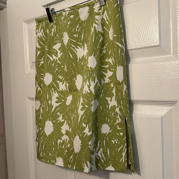 Size 4 - Talbots Stretch Floral Pencil Skirt - Green and White - Picture 3 of 3